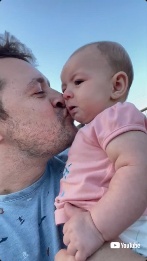 口づけをする父親