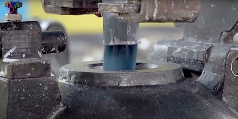 ボウリングの球の製造工程