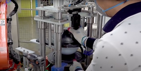 ボウリングの球の製造工程