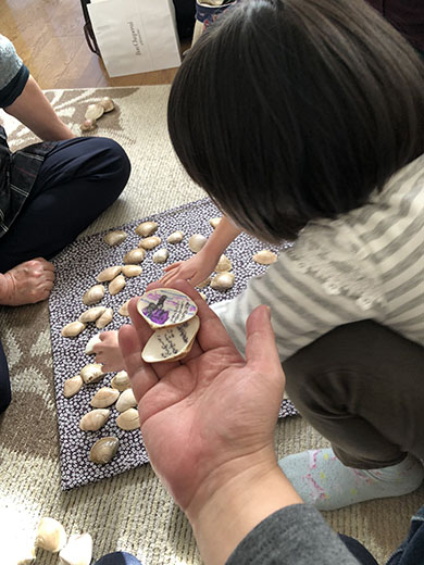 歌貝を楽しんでいる子ども
