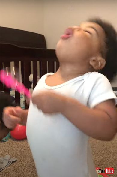 赤ちゃん baby かわいい 海外動画 ほのぼの ほっこり シャボン玉 