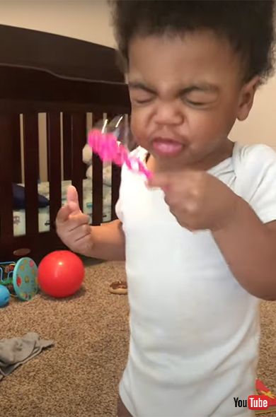 赤ちゃん baby かわいい 海外動画 ほのぼの ほっこり シャボン玉 