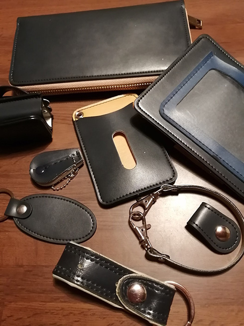 ランドセルをパスケースや財布にリメイク　カッコイイ見た目で「大人になっても使える」