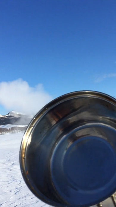 鍋の中を見せる様子