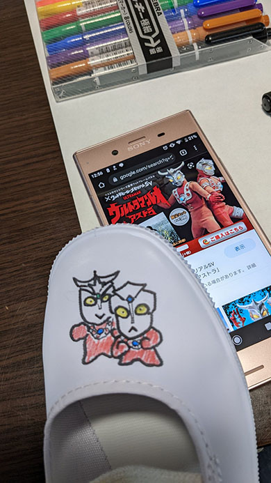 上履きに描いたウルトラマンレオ・アストラ