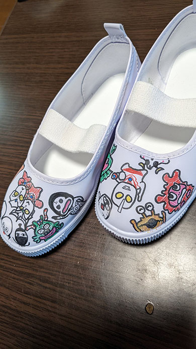 上履きに描いたウルトラマンやウルトラ怪獣（1）