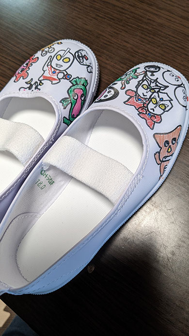 上履きに描いたウルトラマンやウルトラ怪獣（2）