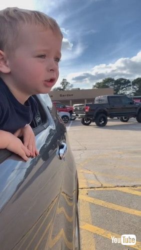 「Toddler at Dunkin' Wants to Order Mom Coffee || ViralHog」 子ども 面白動画 海外 viralhog YouTube かわいい