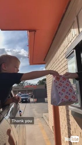 「Toddler at Dunkin' Wants to Order Mom Coffee || ViralHog」 子ども 面白動画 海外 viralhog YouTube かわいい