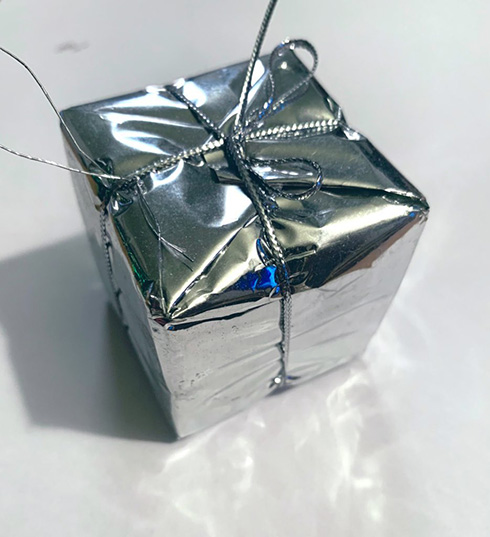 「リアルすぎてCG動画みたい」「写真かと思った」　キラキラ光るギフトボックスの絵が実物みたいですごい