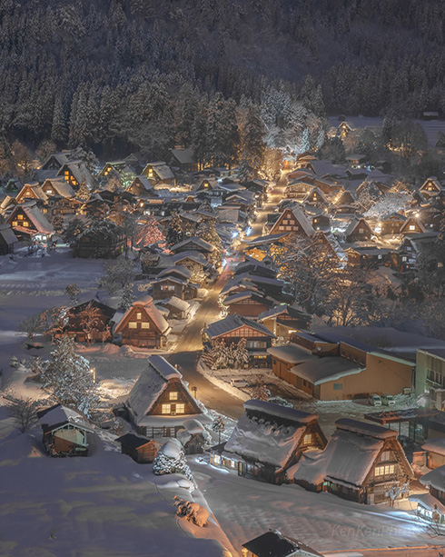 合掌造りの家に積もる雪が美しい　冬の白川郷が童話に迷い込んだような幻想的な雰囲気