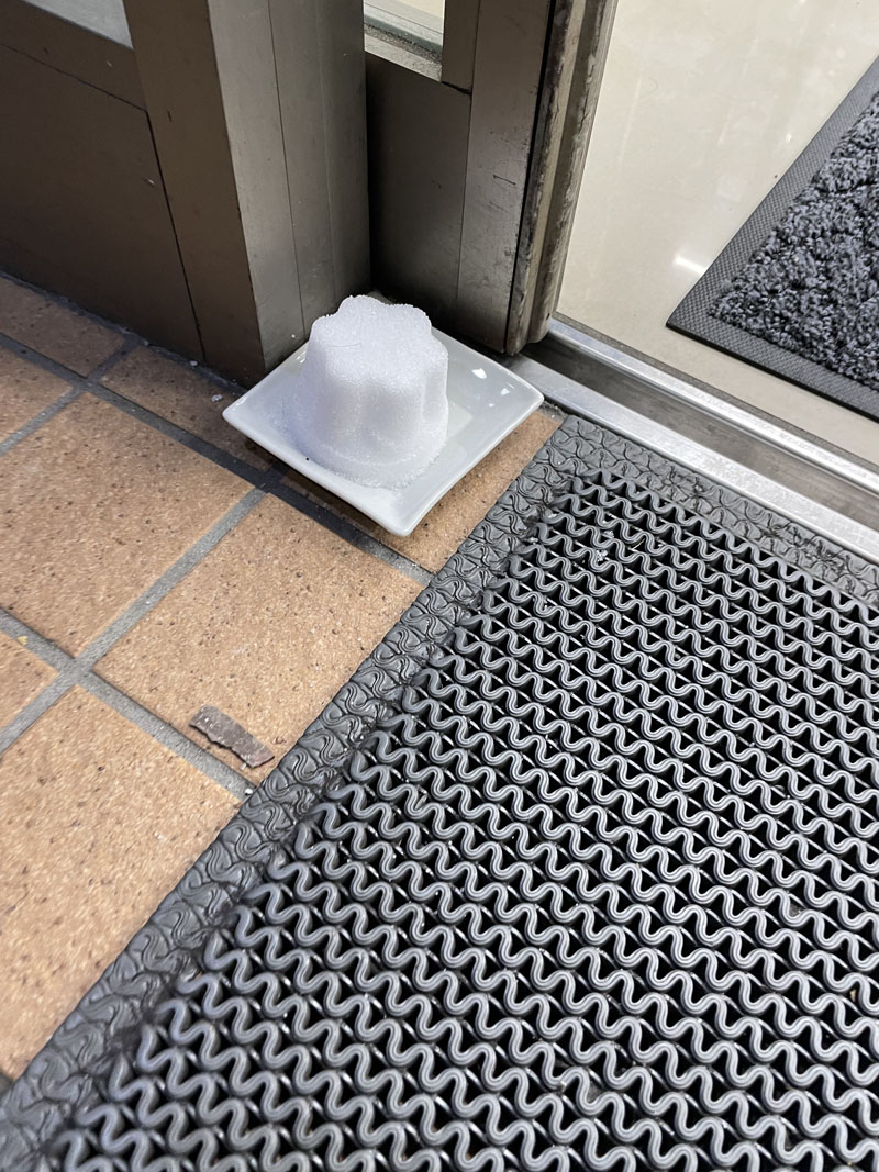 この盛り塩、絶対にプッチンプリンの容器で作ったでしょ！？　あるコンビニのアイデアに「効果ありそう」の声