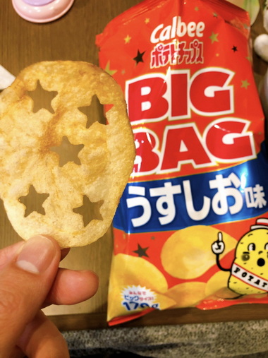 こんなんあるの！？」 カルビーのポテチから星型に5つ穴があいたやつが