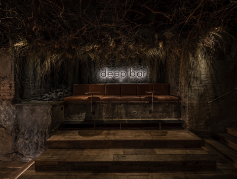 木の根を天井に吊るしたバー