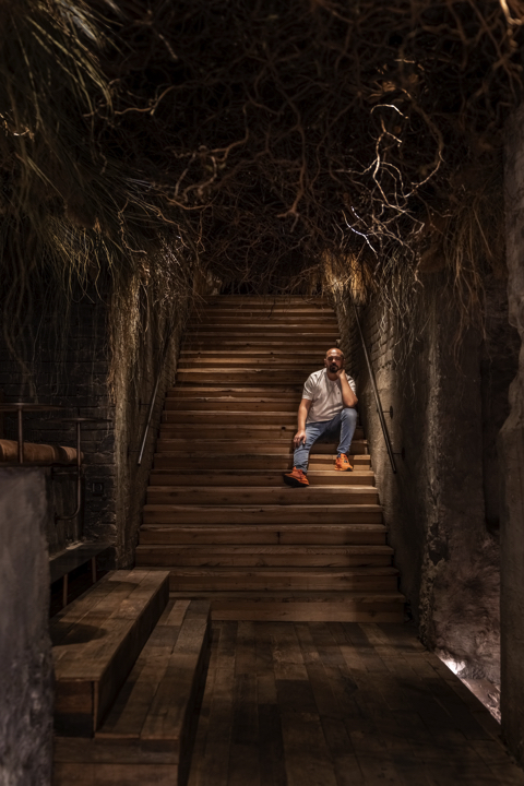 木の根を天井に吊るしたバー