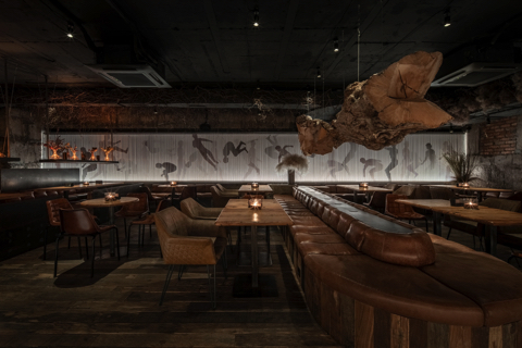 木の根を天井に吊るしたバー