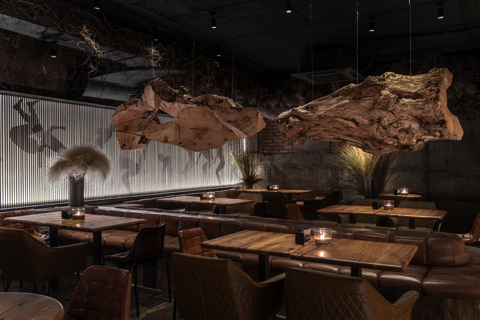 木の根を天井に吊るしたバー