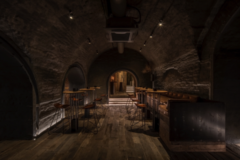 木の根を天井に吊るしたバー