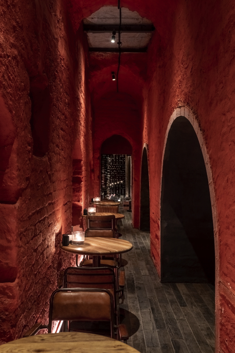 木の根を天井に吊るしたバー