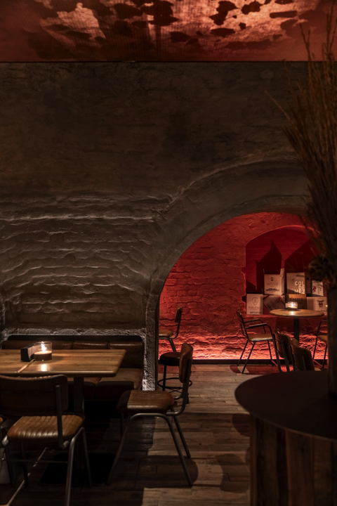 木の根を天井に吊るしたバー