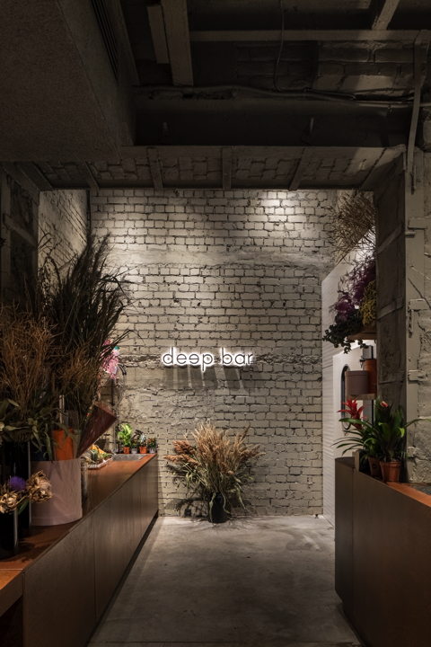 木の根を天井に吊るしたバー