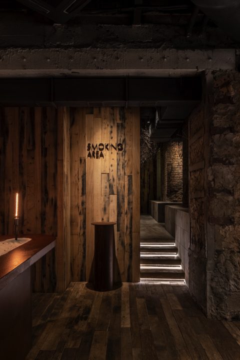 木の根を天井に吊るしたバー