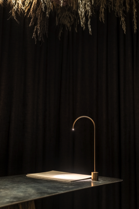 木の根を天井に吊るしたバー