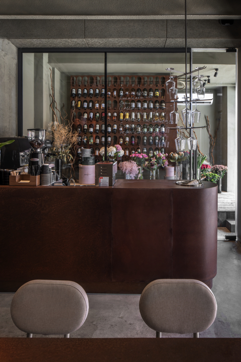 木の根を天井に吊るしたバー