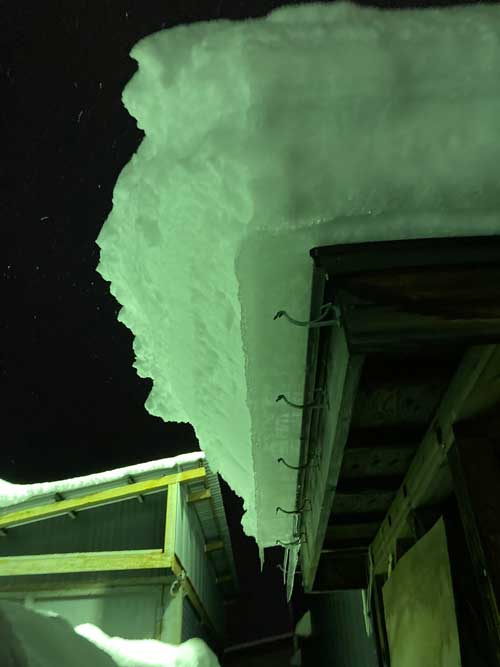 屋根 雪 せり出し 雪庇