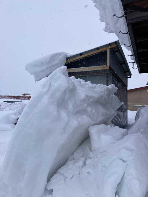 屋根 雪 せり出し 雪庇