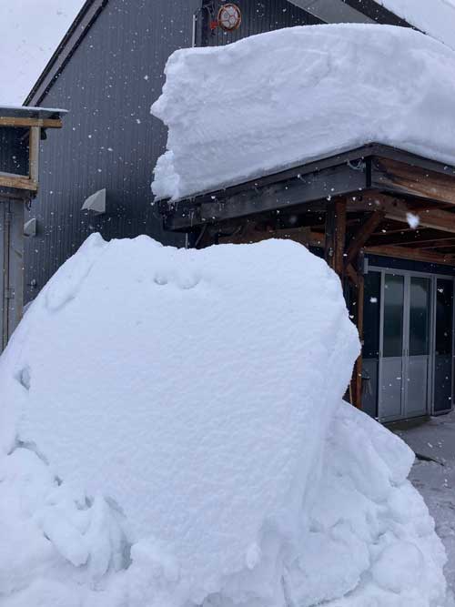 屋根 雪 せり出し 雪庇