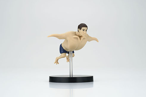 カプセルトイ「カメの甲羅はあばら骨」・ペンギン人間（左から）