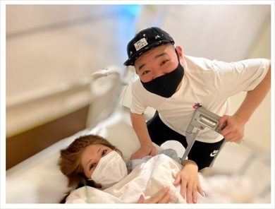 出産後の妻と2ショットを撮る内山信二