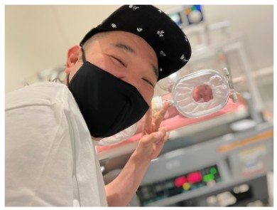 娘と初めての2ショットを撮る内山信二