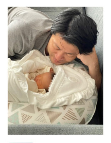 子どもの面倒を見ている夫