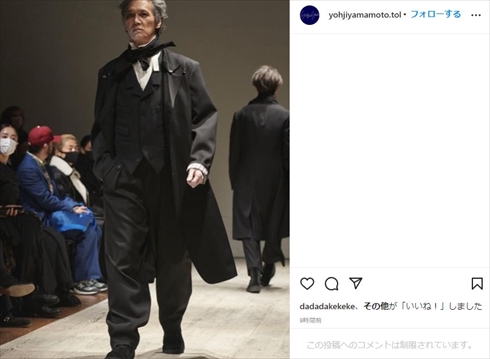 ヨウジヤマモトのランウェイを歩く加藤