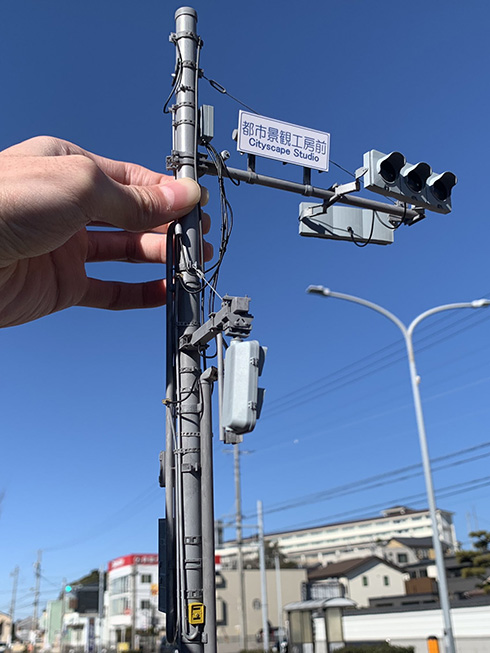 「脳がバグりそう」「遠近法で撮影したの？」と見間違える完成度　信号機のジオラマが本物みたいですごい