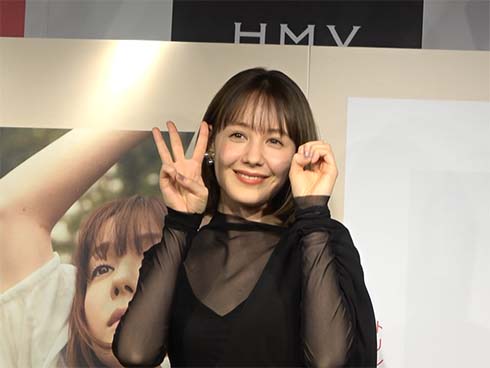 年齢にちなんで30ポーズを決めるトリンドル玲奈さん