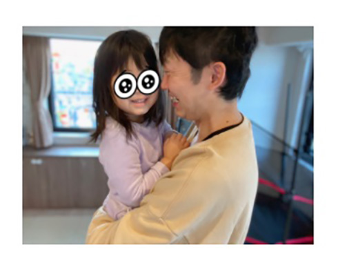 1歳三女を抱きかかえる「NON STYLE」石田明