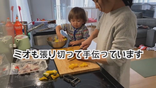 夕食作りを手伝う子ども