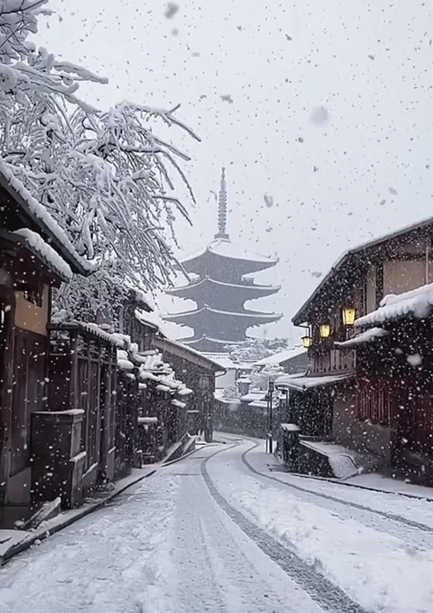 雪が降る町を逆再生すると幻想的な世界に……　大きな雪の粒が空に吸い上げられる美しい景色