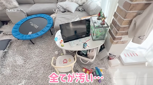 散らかり放題の辻家リビング