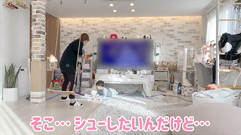 掃除機をかける辻さん、傍らにはマイペースな末っ子