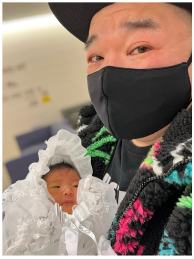 娘を抱き上げて涙目の内山信二