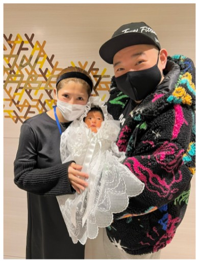 内山信二と琴と娘の家族ショット