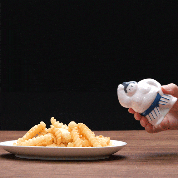 力士の調味料ケースで塩をまくところ