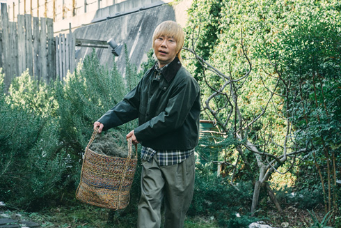 かごを持つマシュー南