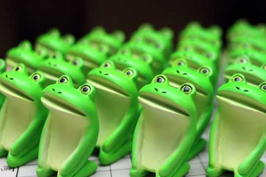 いろいろむりになってきた カエル 粘土 置物 作品 レジンキャスト