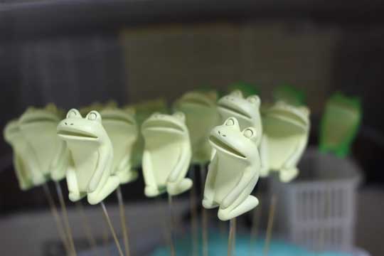 いろいろむりになってきた カエル 粘土 置物 作品 レジンキャスト