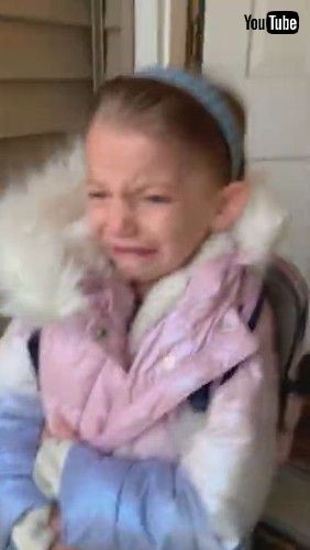 怖がって号泣する女の子